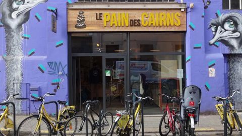 Le Pain des Cairns se distingue avec sa façade colorée © B. Lafeuille.
